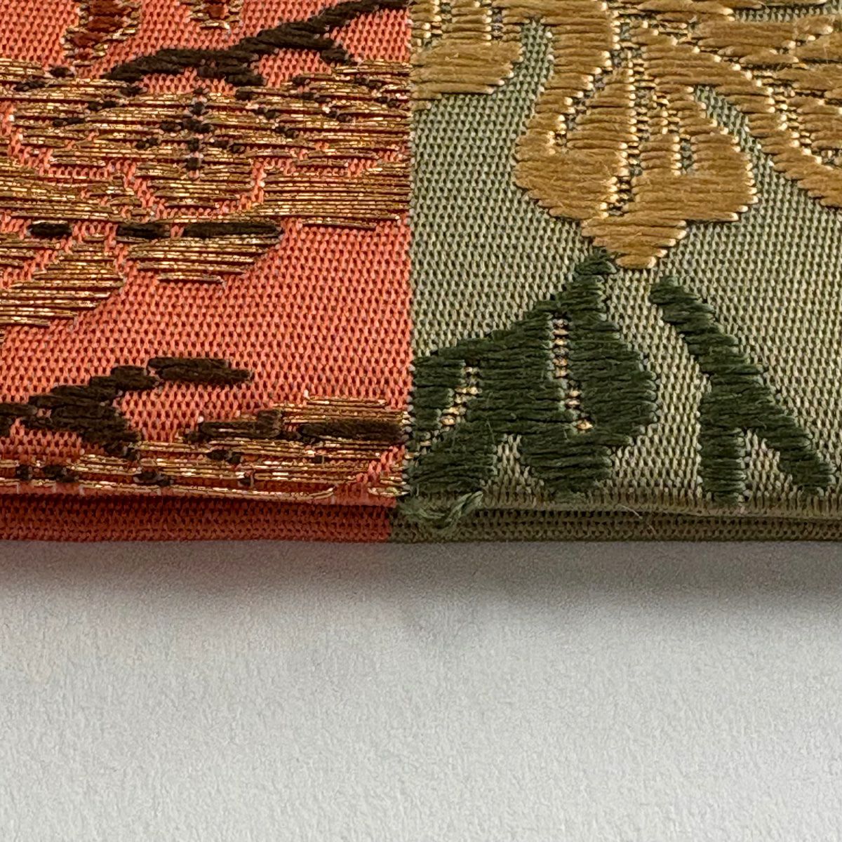 【美品】 袋帶 秀品級 草花紋紋 寶盡くし 唐織 金金箔 奶油 六通 純蠶絲