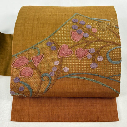 【美品】 名古屋帶 優品級 紬織織地 関西仕立 草花紋 花唐草紋 相良刺繡 汕頭刺繡 山吹茶 純蠶絲