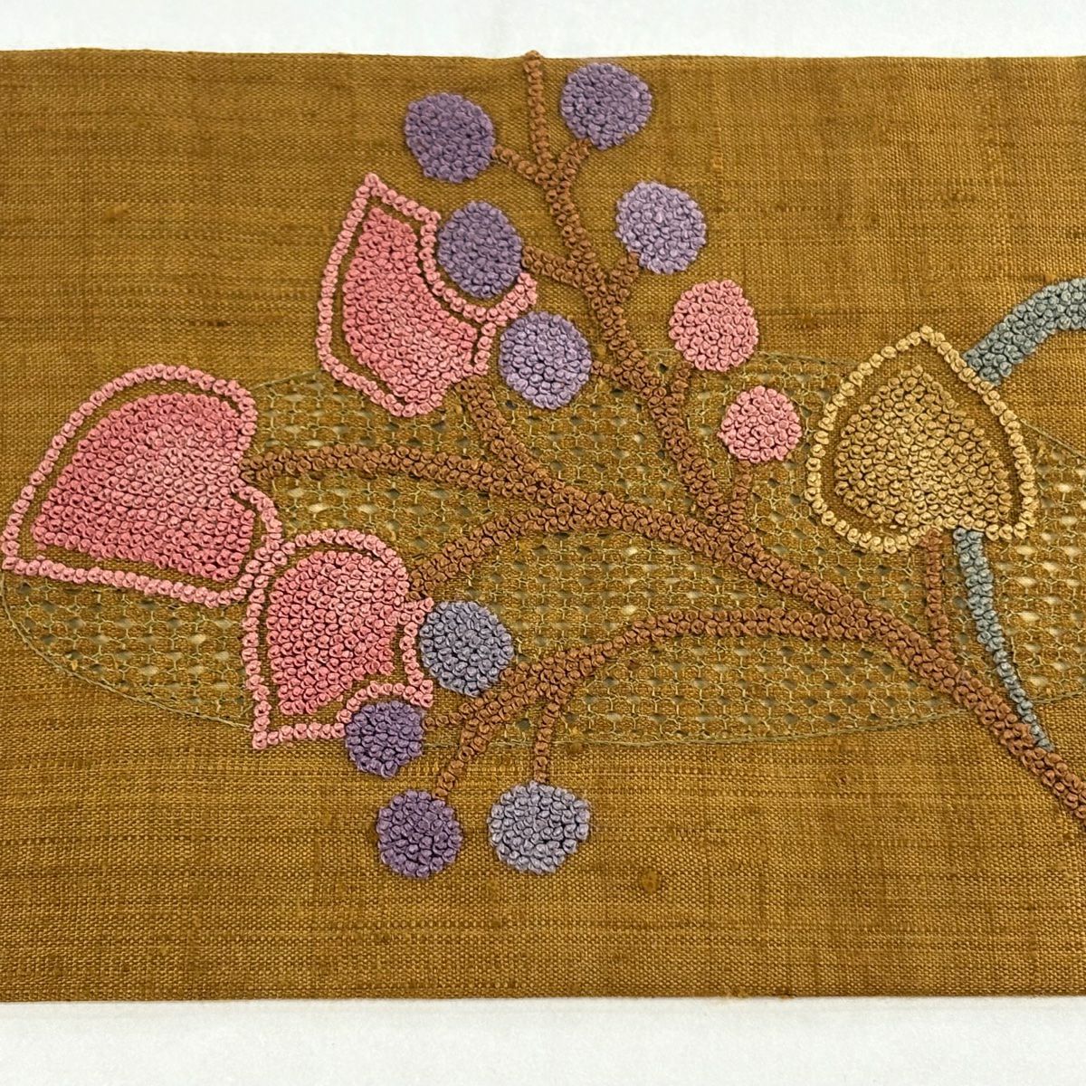 【美品】 名古屋帶 優品級 紬織織地 関西仕立 草花紋 花唐草紋 相良刺繡 汕頭刺繡 山吹茶 純蠶絲