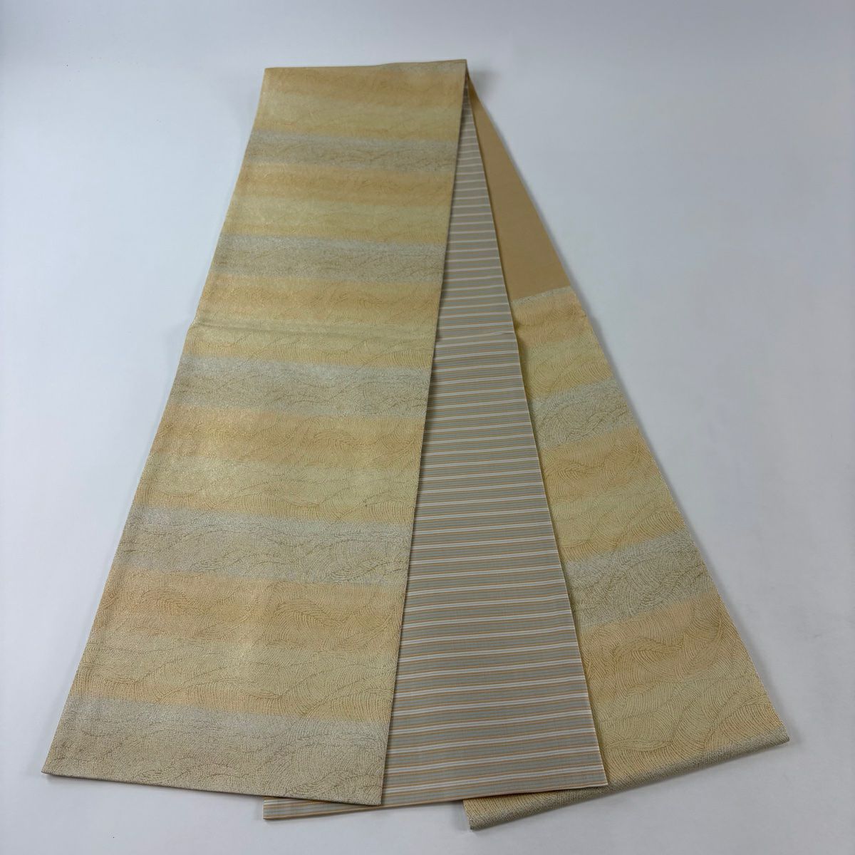 【美品】 袋帶 秀品級 橫段 幾何學 金銀線 淺黃 六通 純蠶絲