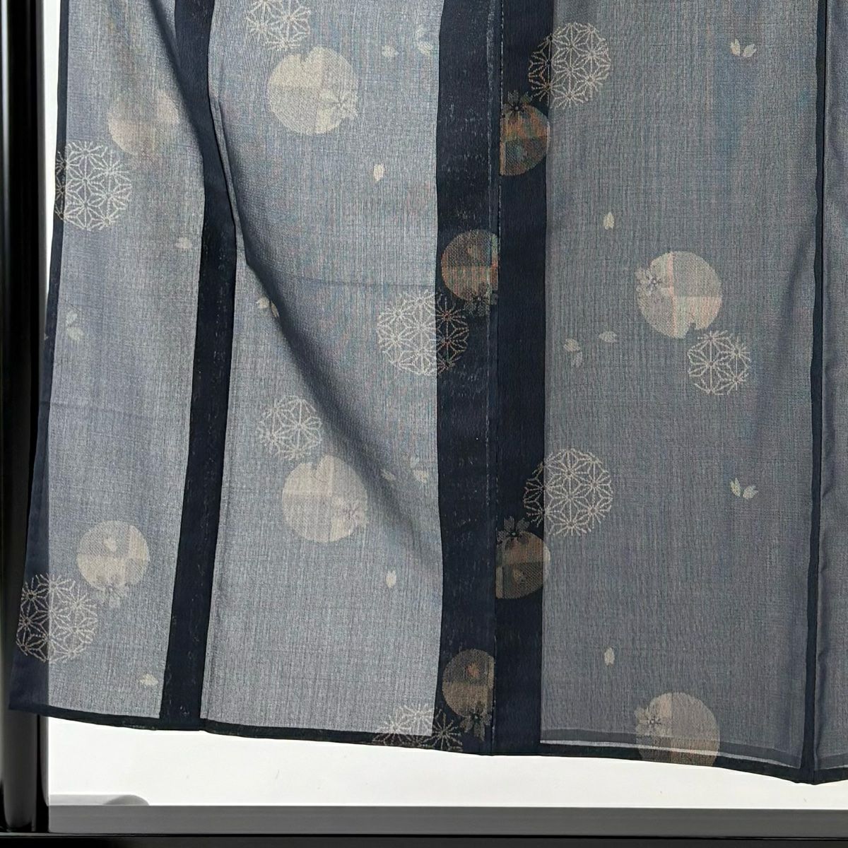 【美品】 小紋 身長152.5cm 袖長61.5cm S 薄物 麻葉 櫻花 墨 黑 化纖 秀品級