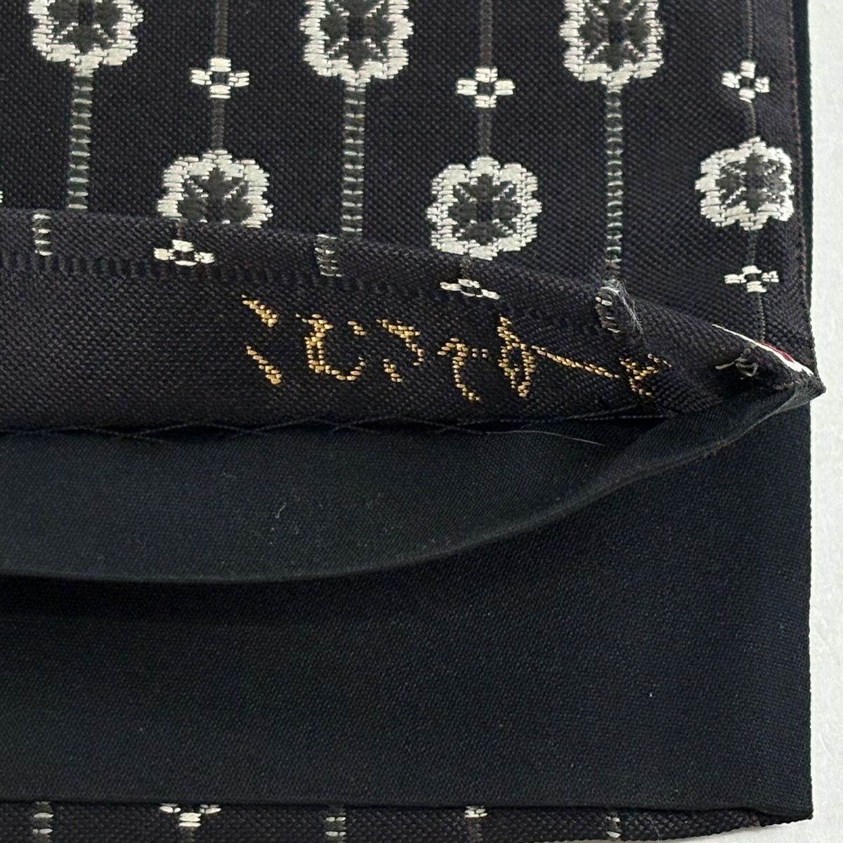 【美品】 袋帶 名品級 有落款 こむさでもーど 花 縞 黑 六通 純蠶絲
