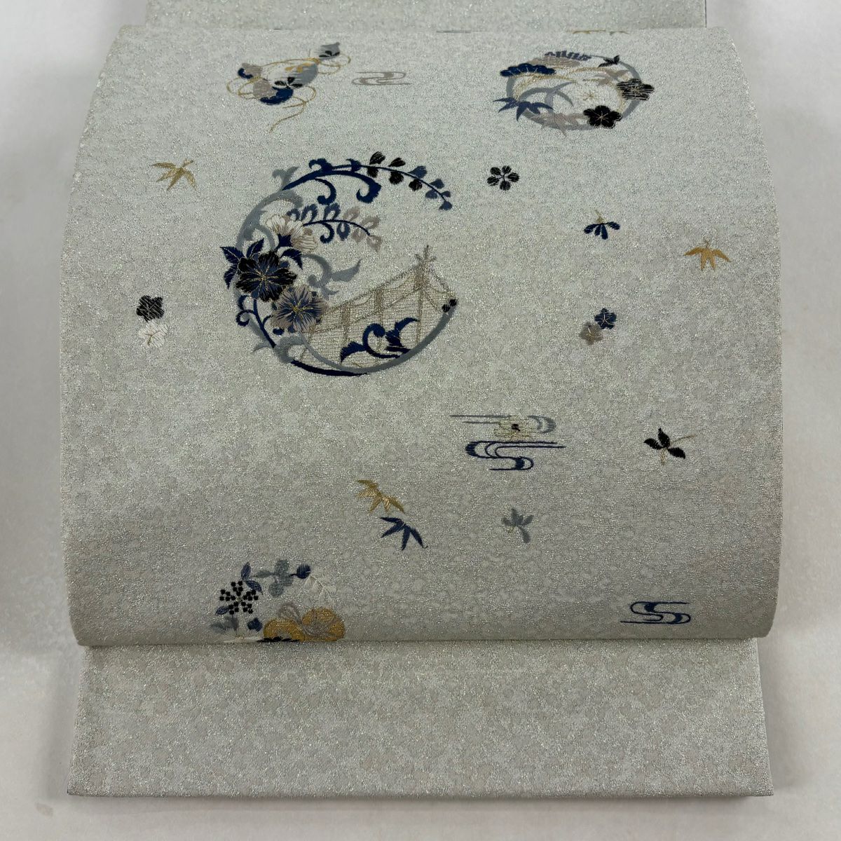 【美品】 袋帶 名品級 花丸紋 松樹竹子梅花 刺繡 銀通 灰色 大鼓圖案 純蠶絲
