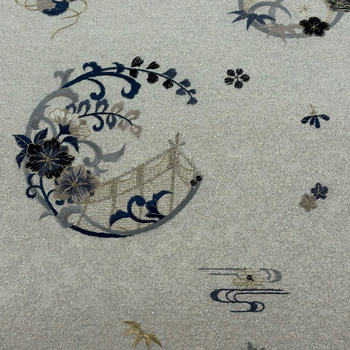 【美品】 袋帶 名品級 花丸紋 松樹竹子梅花 刺繡 銀通 灰色 大鼓圖案 純蠶絲