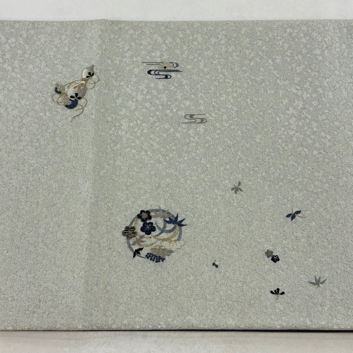 【美品】 袋帶 名品級 花丸紋 松樹竹子梅花 刺繡 銀通 灰色 大鼓圖案 純蠶絲