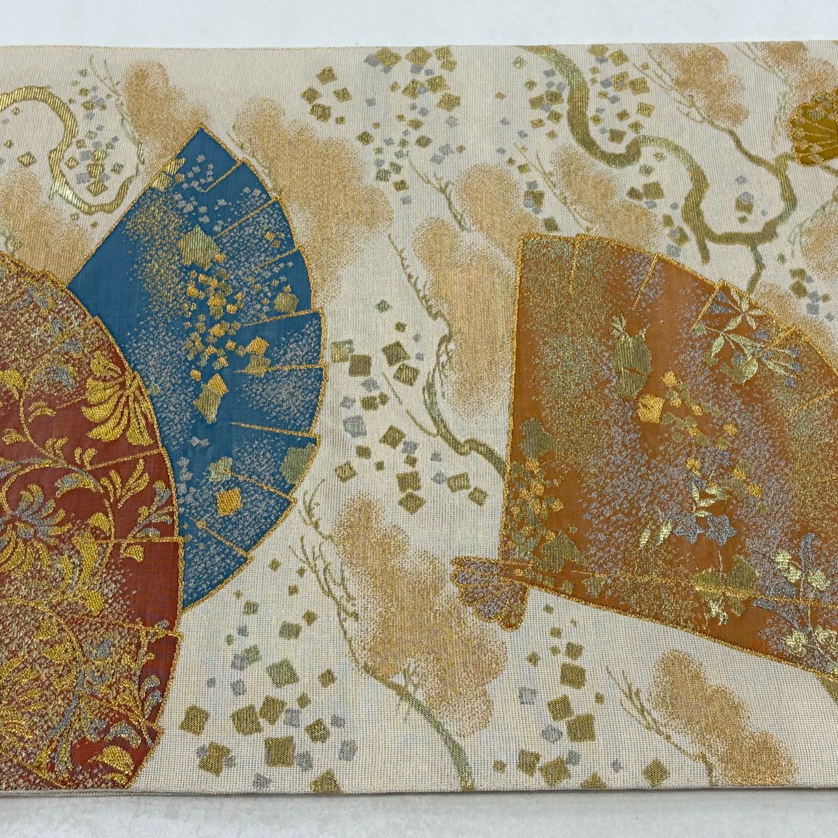 【美品】 袋帶 逸品級 川島織物 落款あり 關西仕立 雲扇子 草花紋紋 金銀彩 金金箔 米色 六通 純蠶絲
