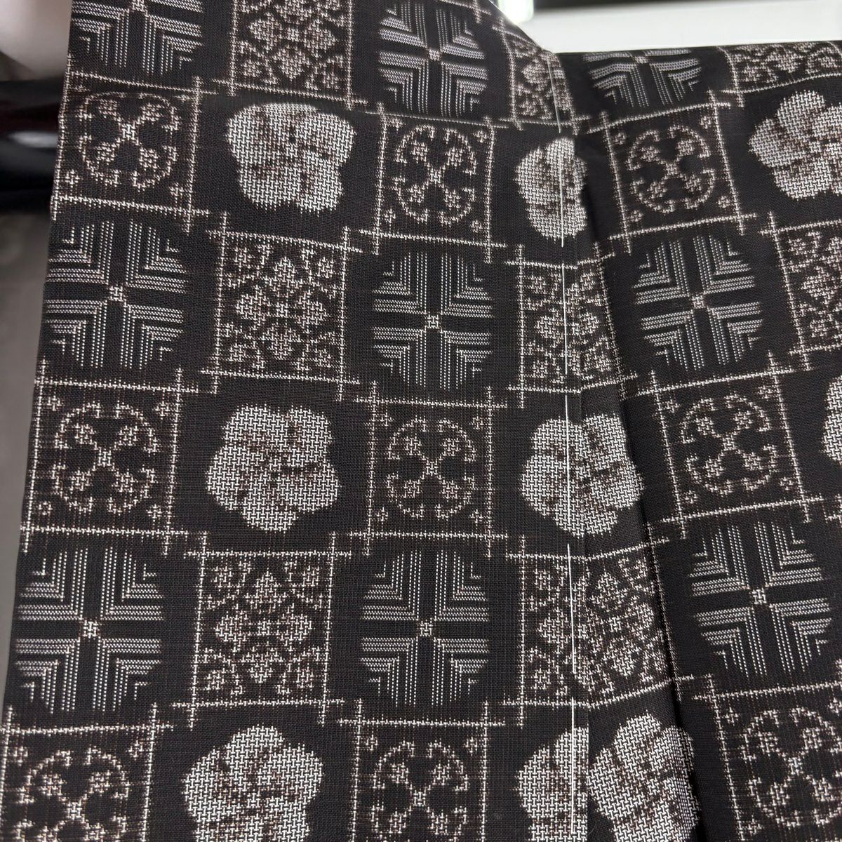 【美品】 大島紬織 身長157cm 袖長61.5cm S 雙層 純泥染 證書附帶 花 花菱 焦茶 正蠶絲 逸品級