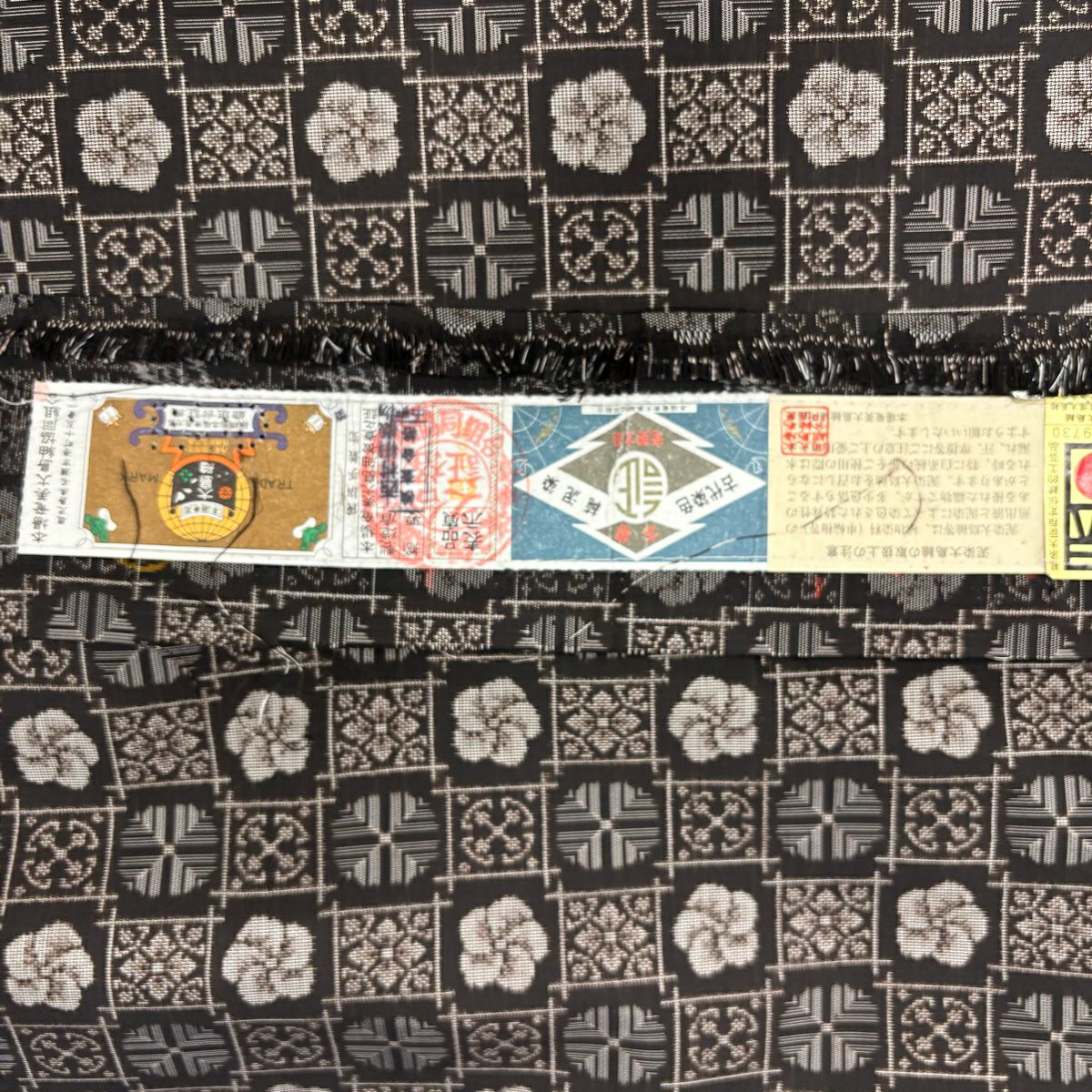 【美品】 大島紬織 身長157cm 袖長61.5cm S 雙層 純泥染 證書附帶 花 花菱 焦茶 正蠶絲 逸品級
