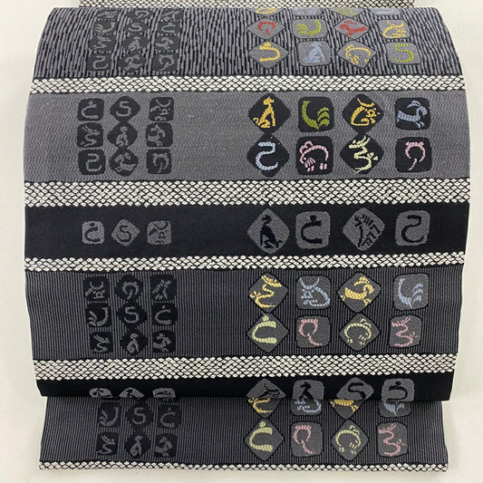 【美品】 開口名古屋帶 優品級 動物 幾何圖案 刺繡 灰色 純蠶絲