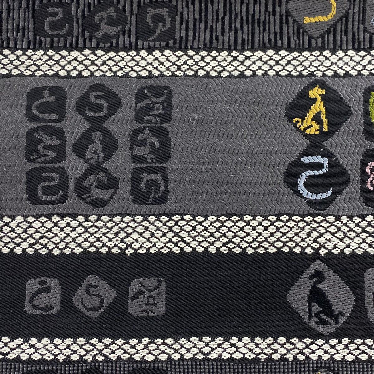 【美品】 開口名古屋帶 優品級 動物 幾何圖案 刺繡 灰色 純蠶絲
