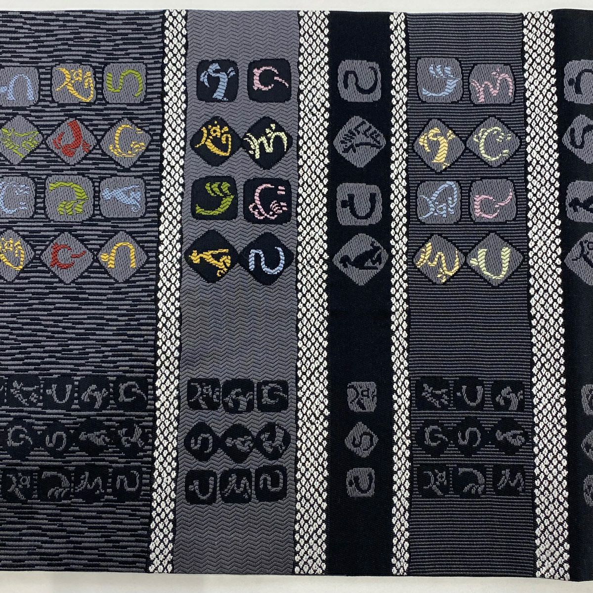 【美品】 開口名古屋帶 優品級 動物 幾何圖案 刺繡 灰色 純蠶絲
