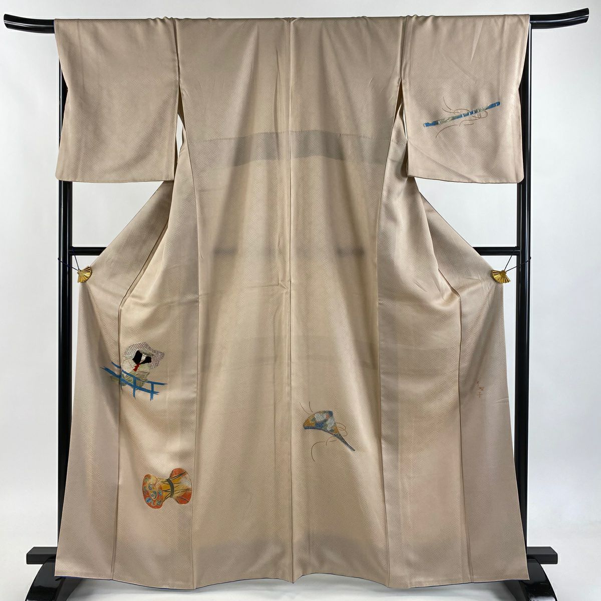 付下 身長165.5cm 袖長67.5cm L 雙層 月聖子 落款 人物 鼓 金銀彩刺繡 粉米色 純蠶絲 逸品級