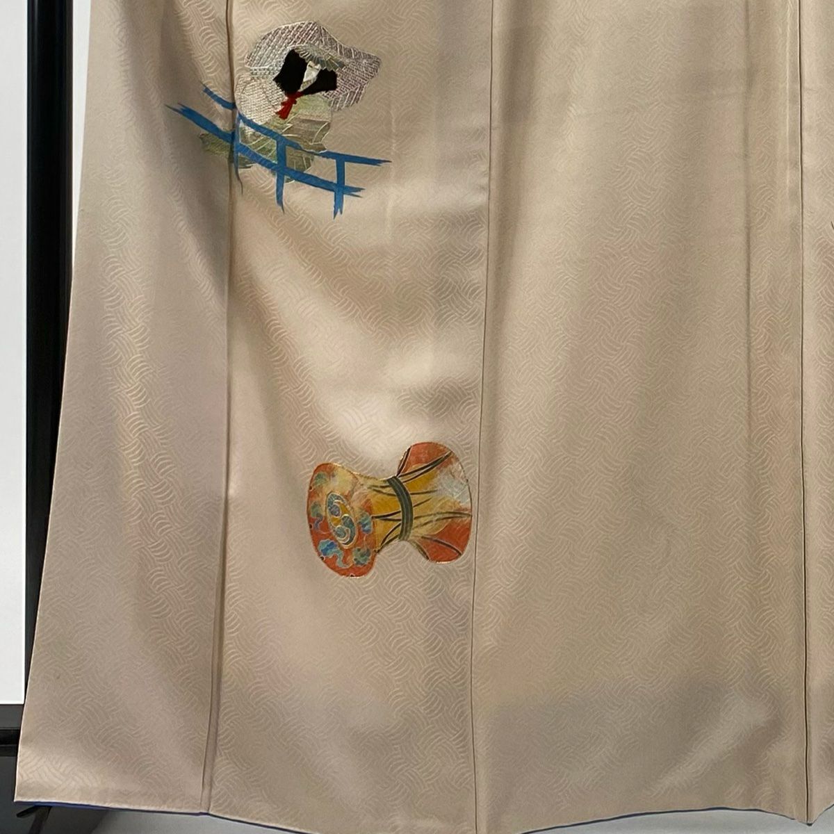 付下 身長165.5cm 袖長67.5cm L 雙層 月聖子 落款 人物 鼓 金銀彩刺繡 粉米色 純蠶絲 逸品級