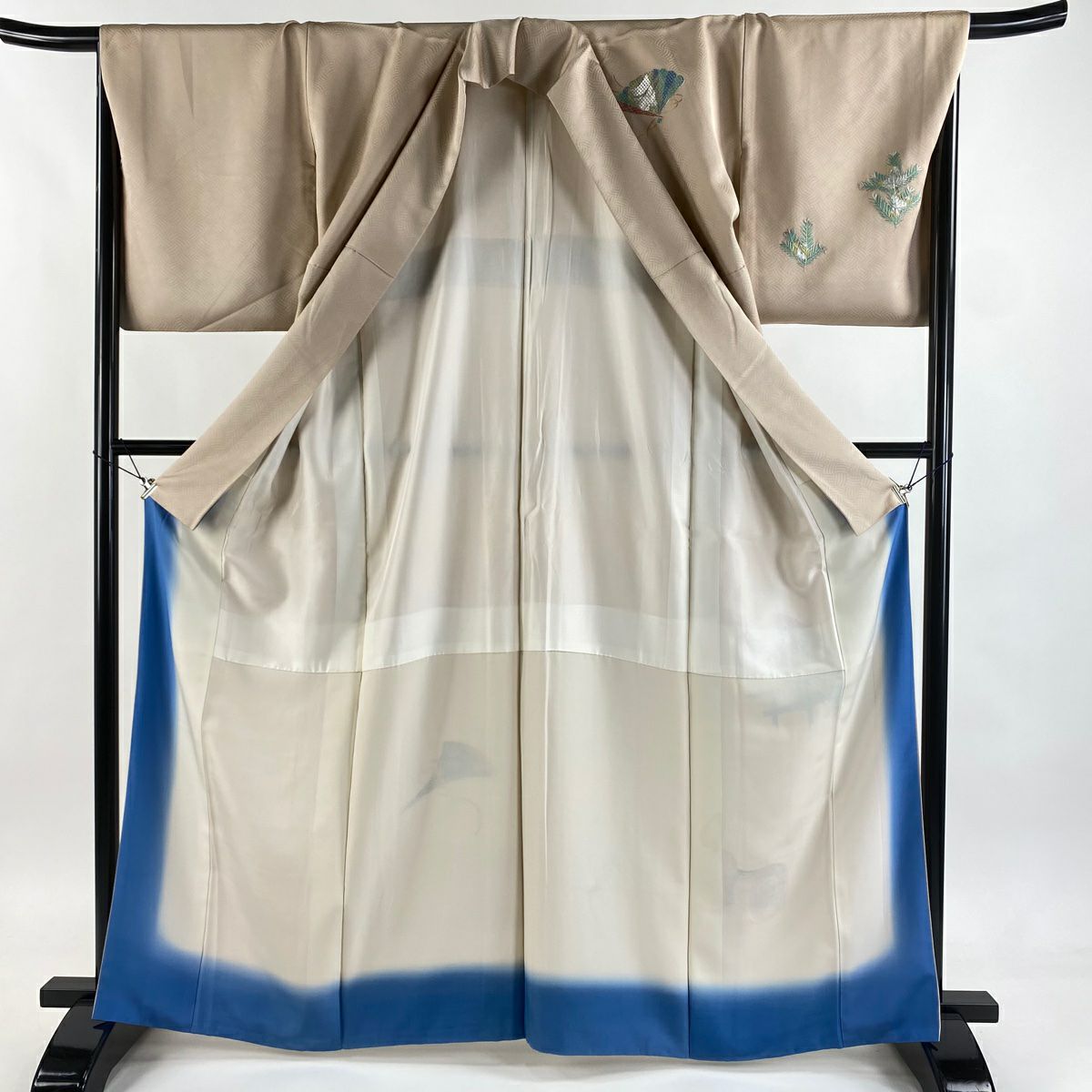 付下 身長165.5cm 袖長67.5cm L 雙層 月聖子 落款 人物 鼓 金銀彩刺繡 粉米色 純蠶絲 逸品級