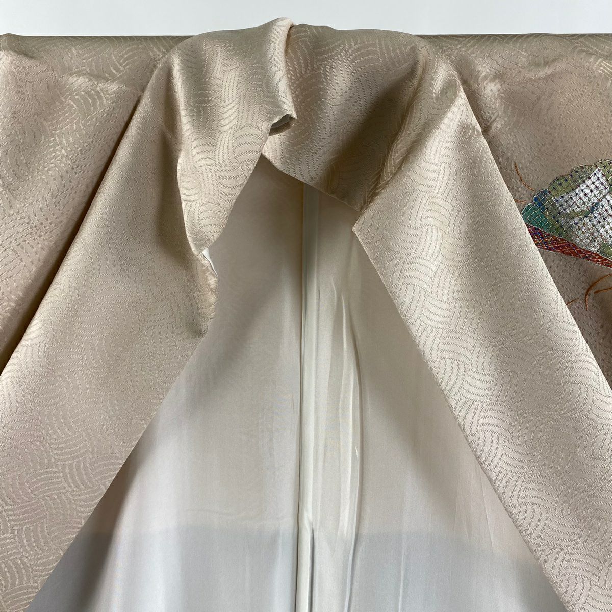 付下 身長165.5cm 袖長67.5cm L 雙層 月聖子 落款 人物 鼓 金銀彩刺繡 粉米色 純蠶絲 逸品級