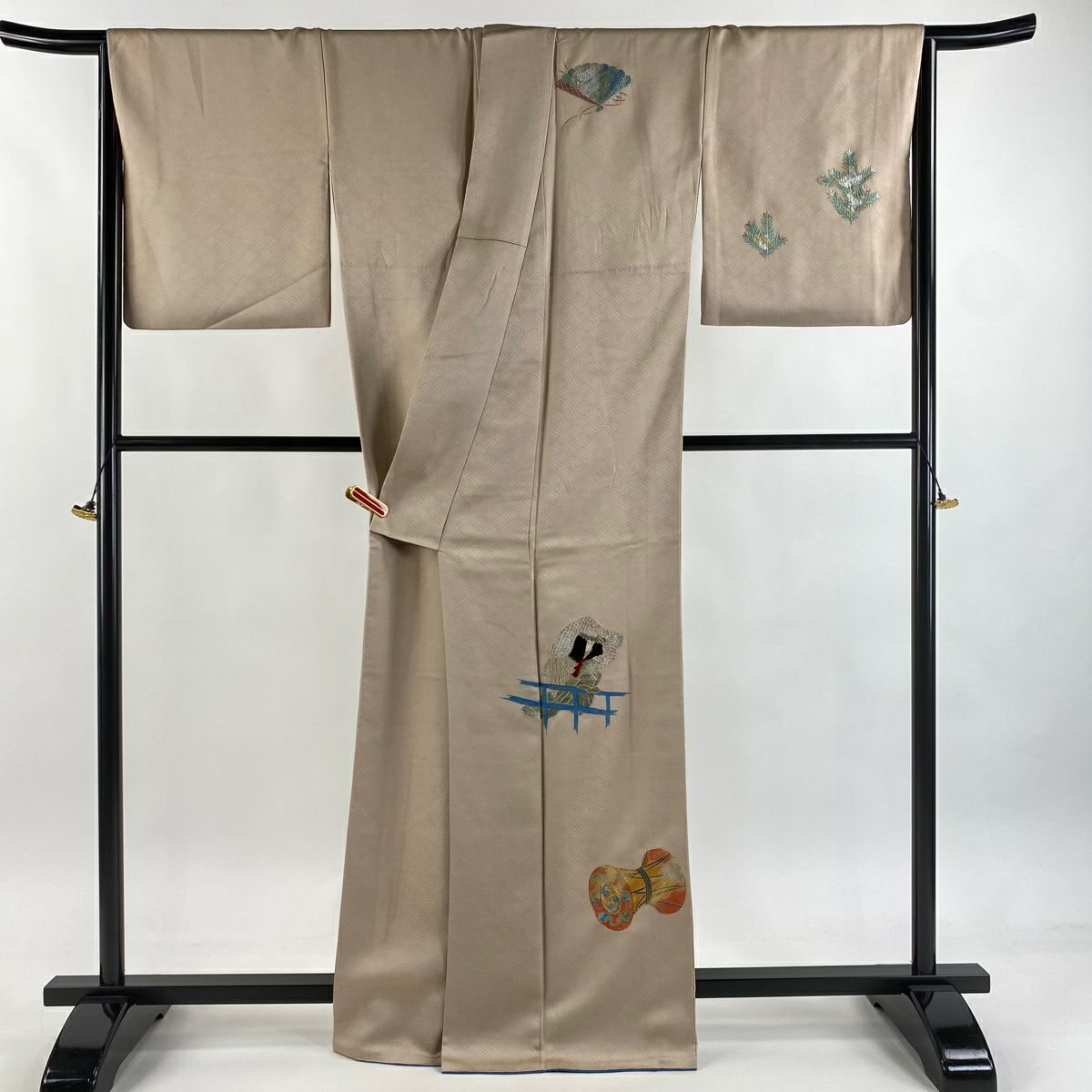 付下 身長165.5cm 袖長67.5cm L 雙層 月聖子 落款 人物 鼓 金銀彩刺繡 粉米色 純蠶絲 逸品級