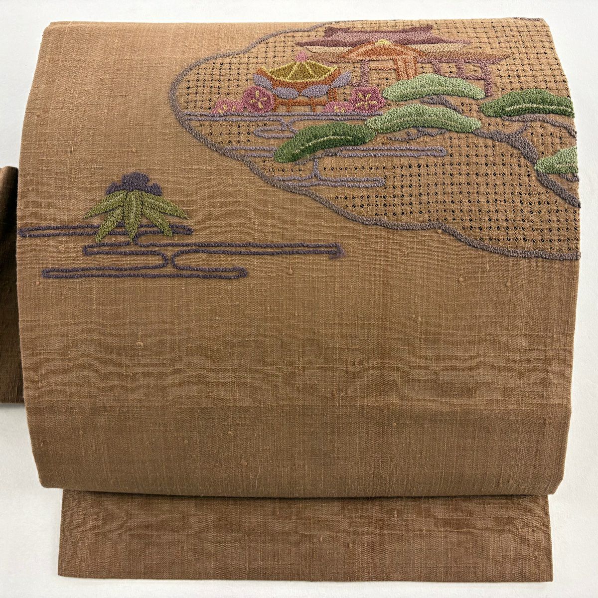 【美品】名古屋帶 秀品級 紬織織 松樹竹子梅花 建築物 刺繡 茶 純蠶絲