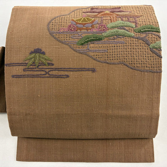 【美品】名古屋帶 秀品級 紬織織 松樹竹子梅花 建築物 刺繡 茶 純蠶絲