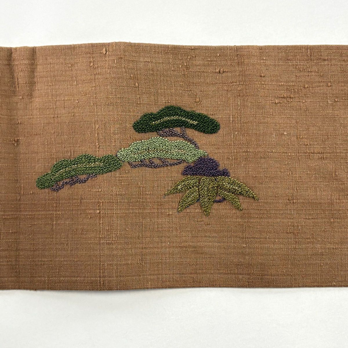 【美品】名古屋帶 秀品級 紬織織 松樹竹子梅花 建築物 刺繡 茶 純蠶絲