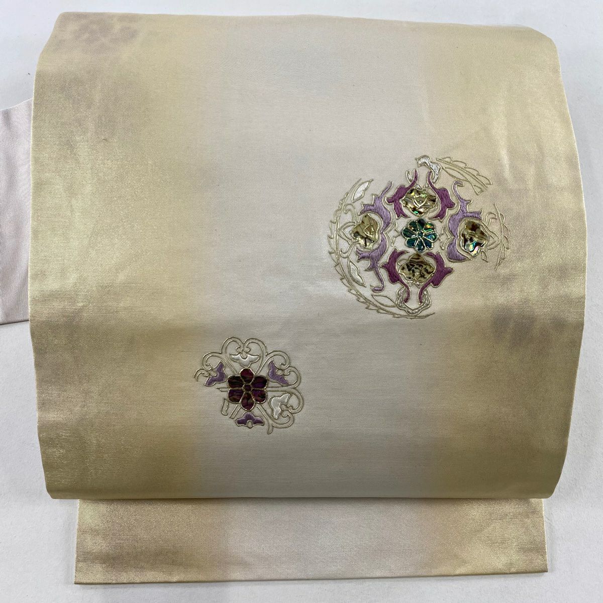 名古屋帶 名品級 螺鈿貝紫 華紋 螺鈿 刺繡 淺豆色 純蠶絲
