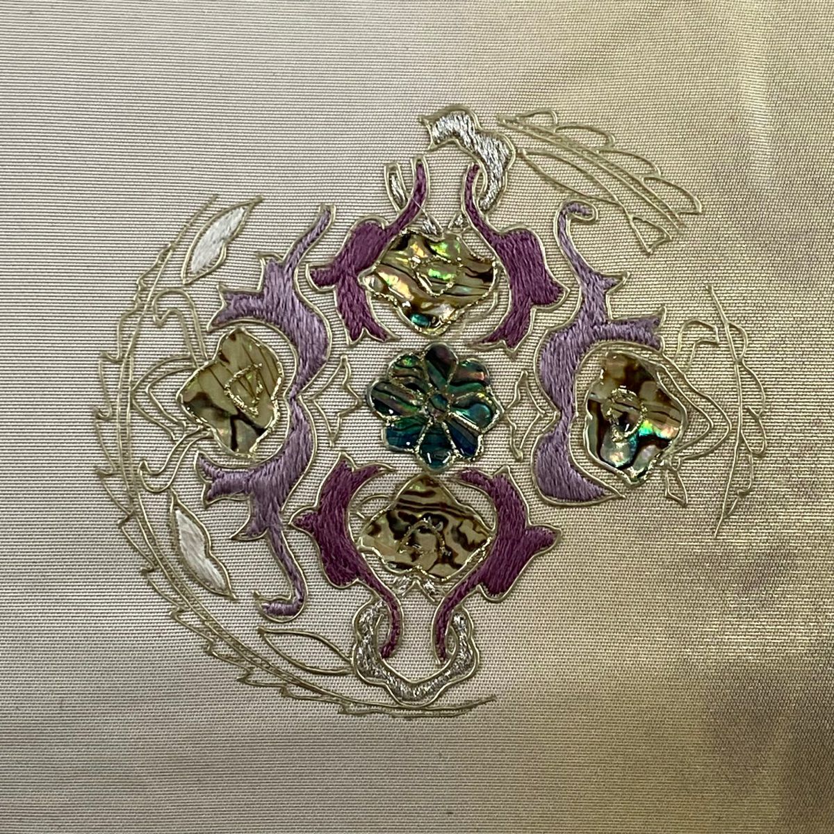 名古屋帶 名品級 螺鈿貝紫 華紋 螺鈿 刺繡 淺豆色 純蠶絲