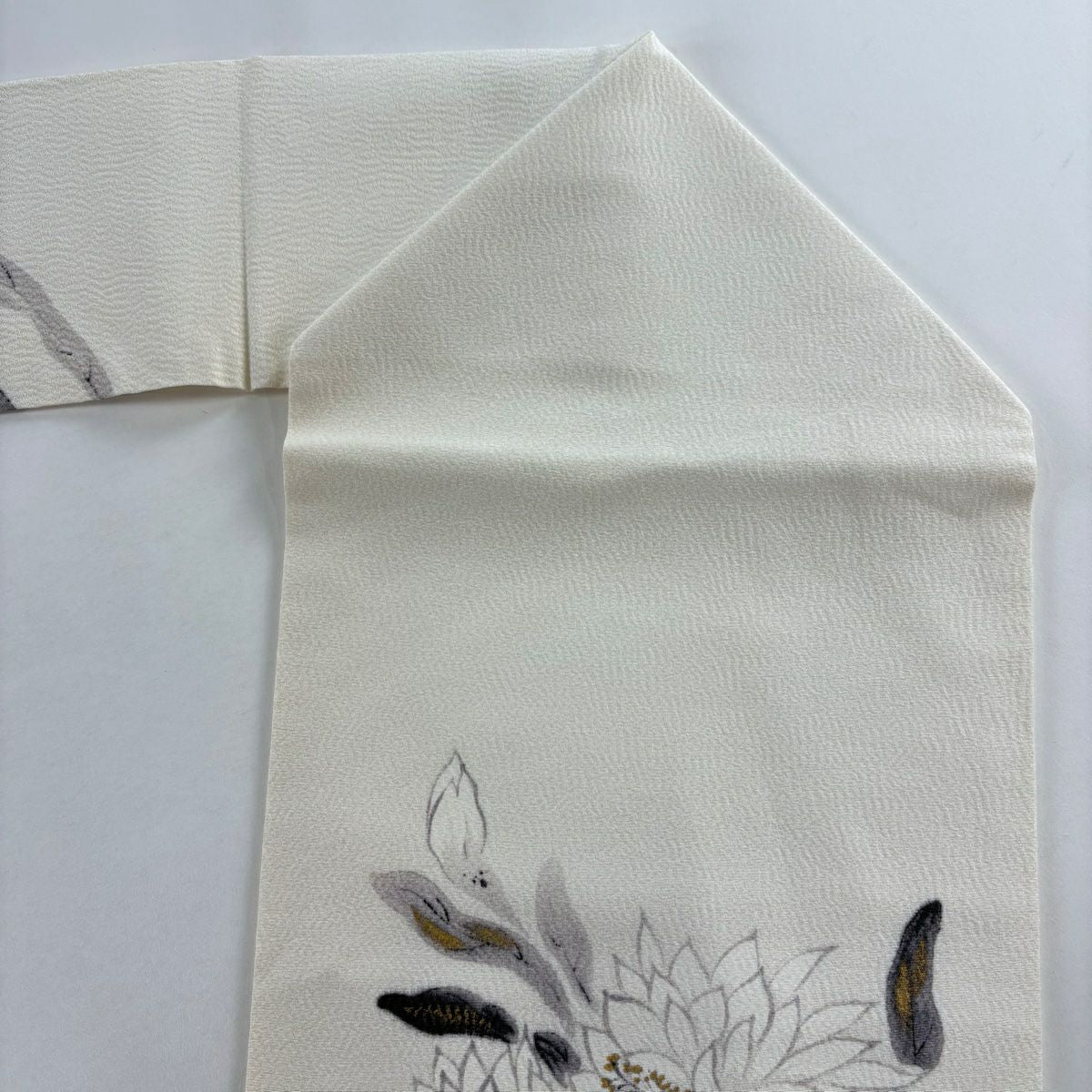 【美品】 名古屋帶 名品級 落款あり 山科春宣 枝花 金銀彩 奶油色 純蠶絲