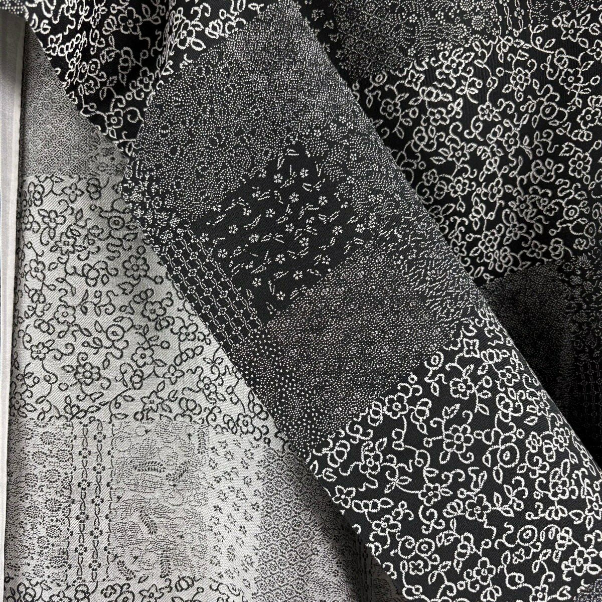 【美品】 小紋 身長156.5cm 袖長63cm S 雙層 胴抜 花唐草紋 生物 黑 純蠶絲 逸品級
