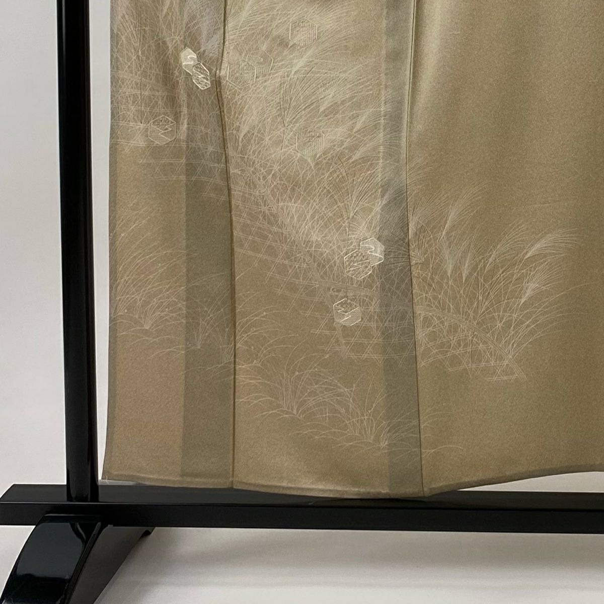 付下 身長157cm 袖長65.5cm M 單層 龜甲 草花紋刺繡 金彩裝飾 淺茶 純蠶絲 優品級