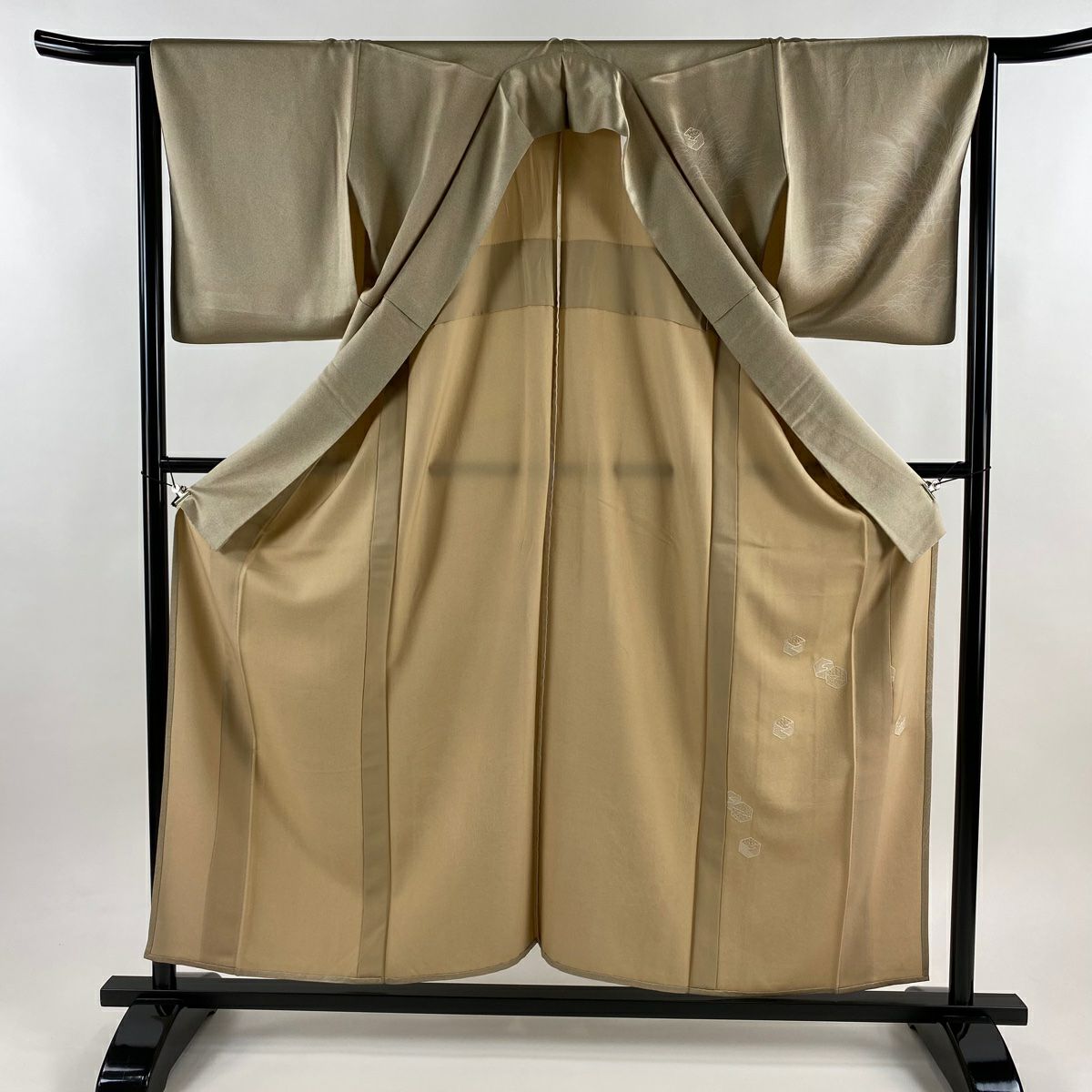 付下 身長157cm 袖長65.5cm M 單層 龜甲 草花紋刺繡 金彩裝飾 淺茶 純蠶絲 優品級