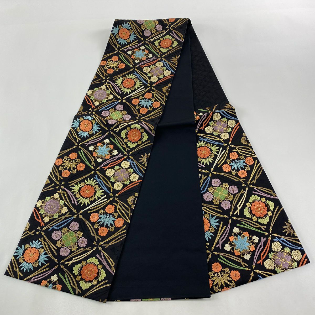 【美品】 袋帶 逸品級 花 松樹葉 金絲 唐織 黑 六通 純蠶絲