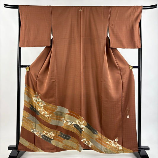 色留袖禮服 身長161.5cm 袖長66.5cm M 雙層 市川團十郎 落款あり 菊花 矢羽根 刺繡 金彩裝飾 茶 純蠶絲 秀品級 三つ紋