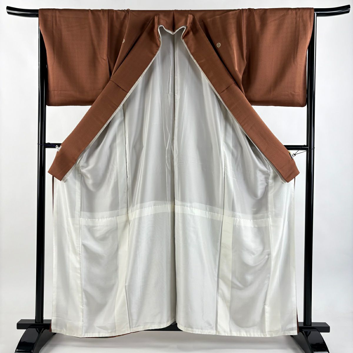 色留袖禮服 身長161.5cm 袖長66.5cm M 雙層 市川團十郎 落款あり 菊花 矢羽根 刺繡 金彩裝飾 茶 純蠶絲 秀品級 三つ紋