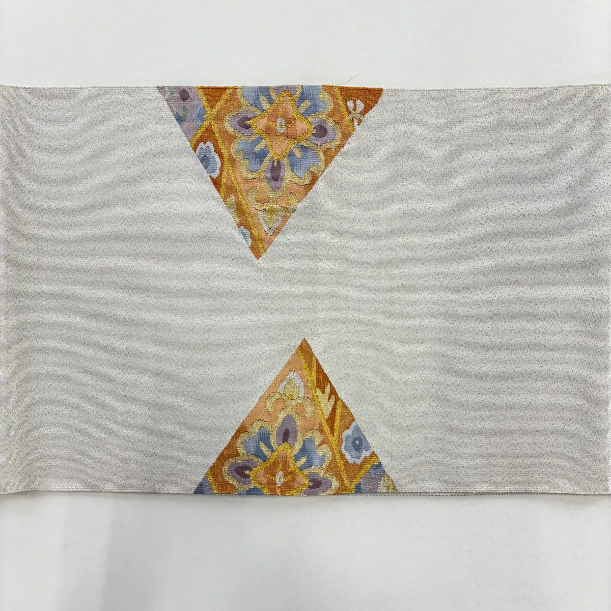 【美品】 名古屋帶 秀品級 松樹葉仕立 八寸名古屋帶 華紋 霞 金銀糸 灰白 純蠶絲