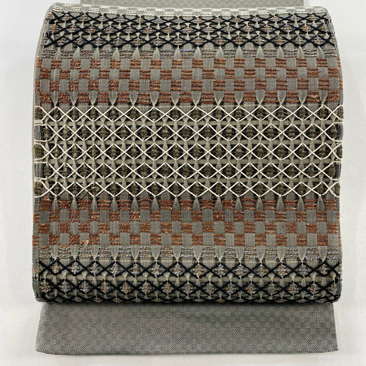 【美品】 袋帶 秀品級 變形市松樹 幾何圖案 刺繡 灰綠 お太鼓圖案 純蠶絲