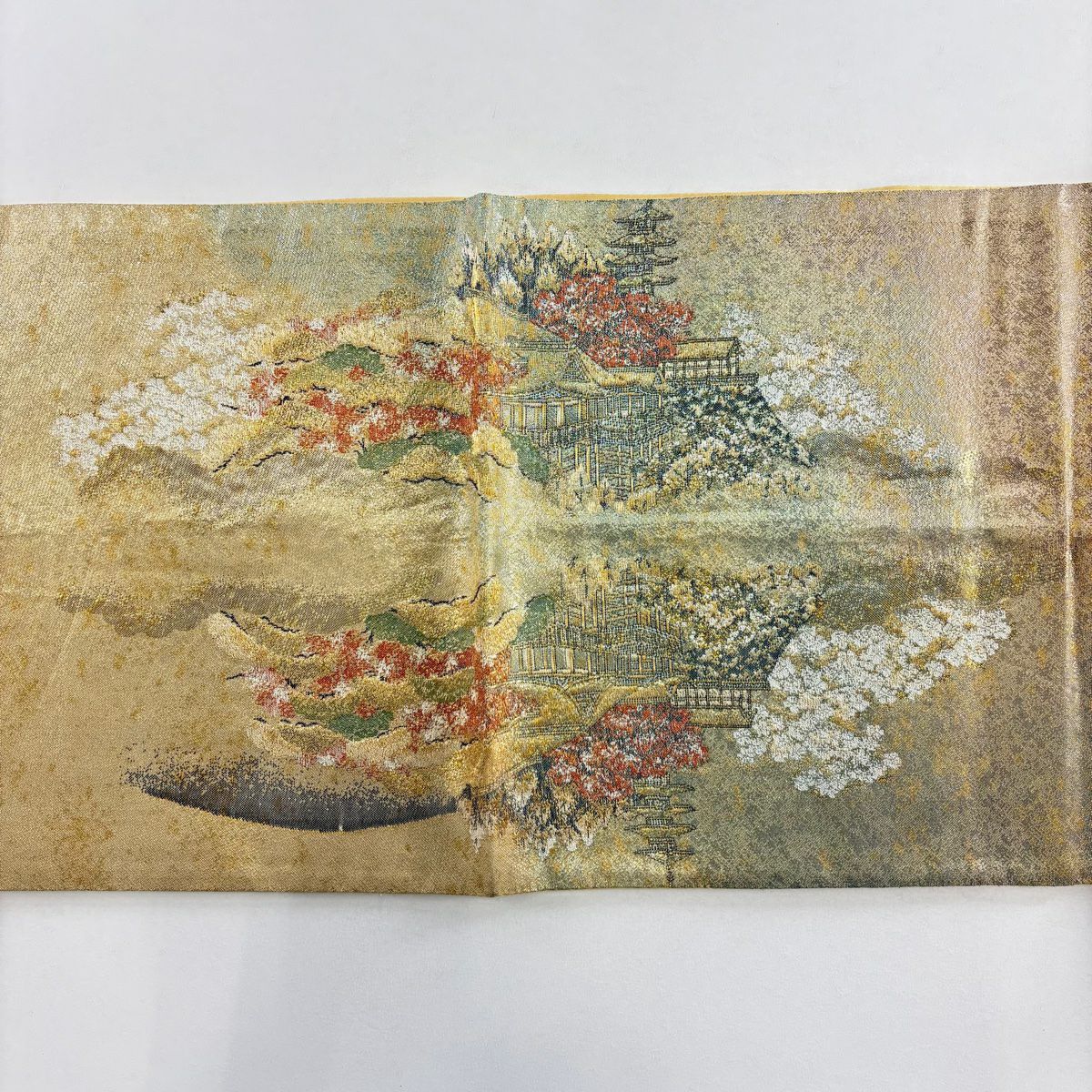 【美品】 袋帶 秀品級 草花紋紋 家屋 金金箔 金色 大鼓圖案 純蠶絲