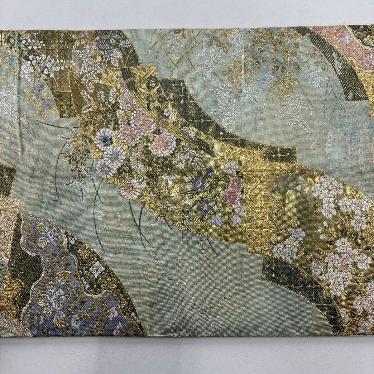 【美品】 袋帶 秀品級 大和 草花紋 扇子面 金金箔 刺繡 淺綠 六通 純蠶絲