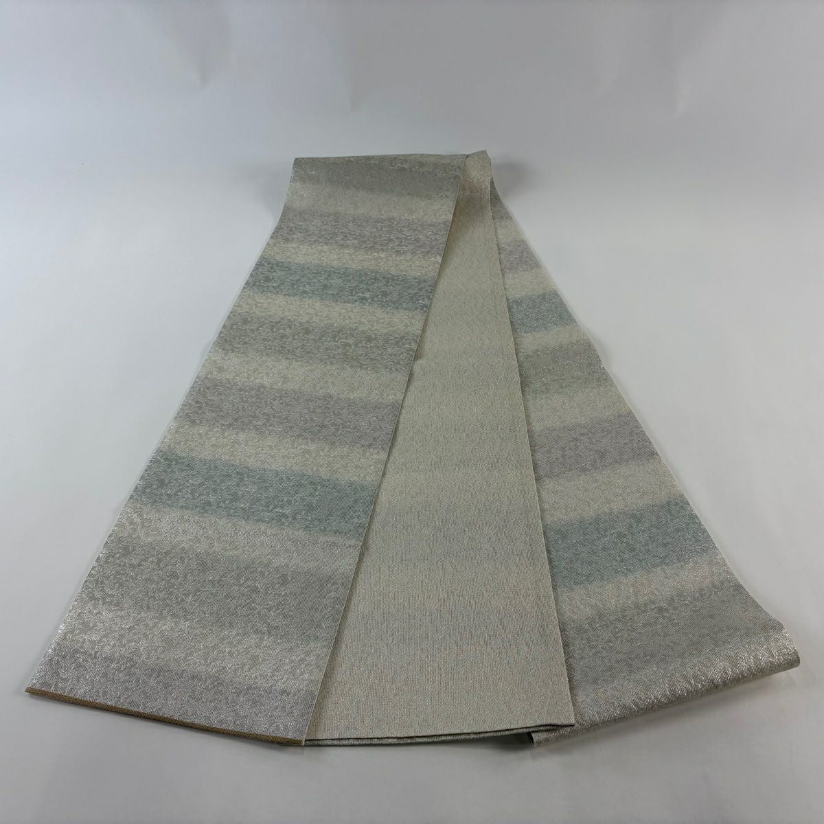 【美品】 袋帶 逸品級 紋屋井關 落款あり 御寮織 段紋 銀線 金金箔 銀色 全通 純蠶絲