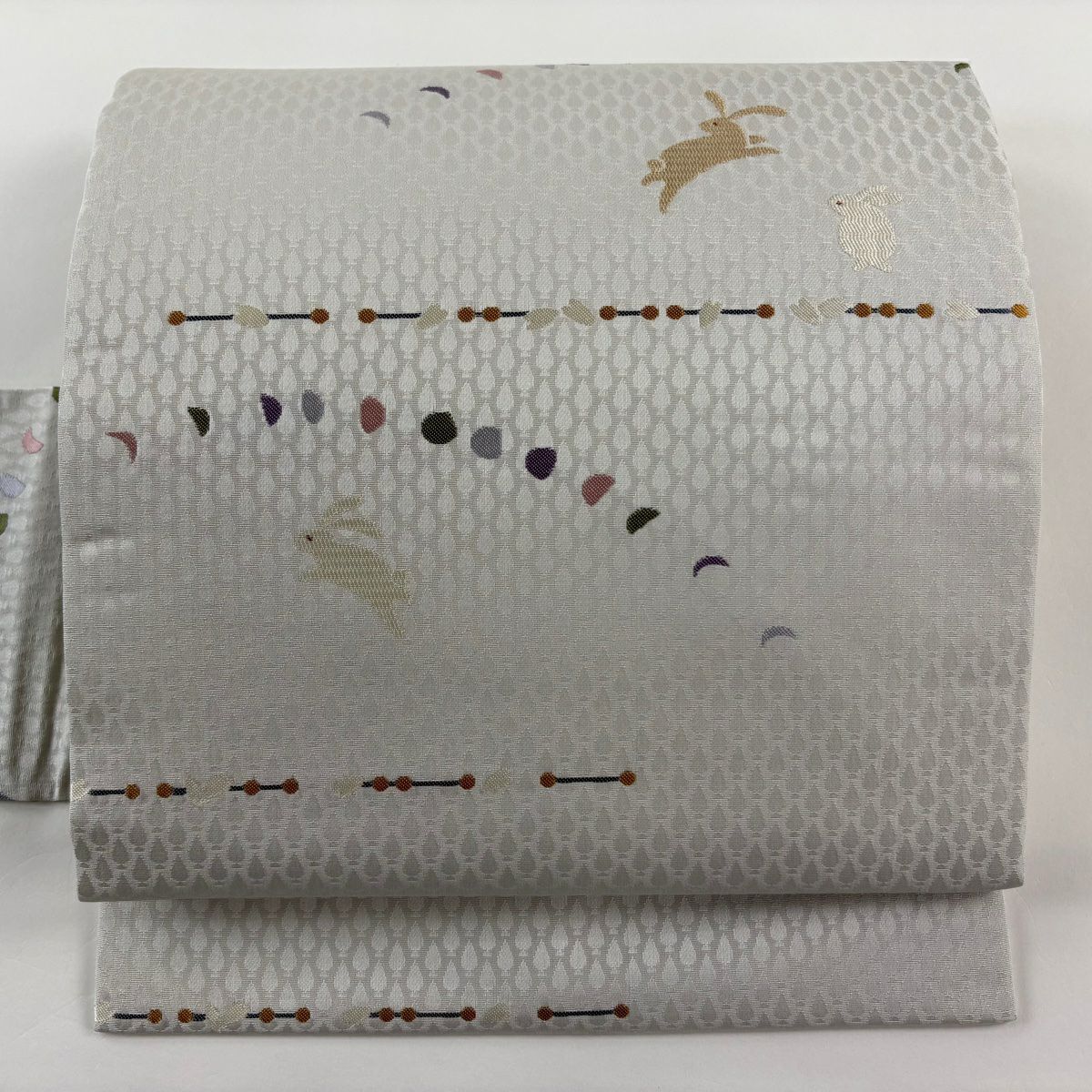 【美品】名古屋帶 逸品級 兔子與月亮 花瓣 灰色 純蠶絲