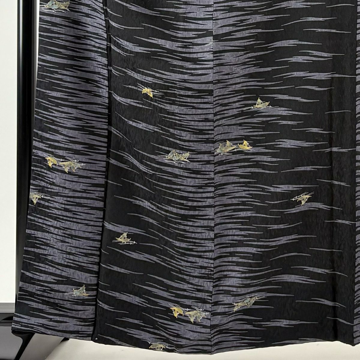 【美品】 小紋 身長165cm 袖長65.5cm M 雙層 コシノアヤコ 落款あり 松樹葉 舟 金銀彩 黑 純蠶絲 名品級