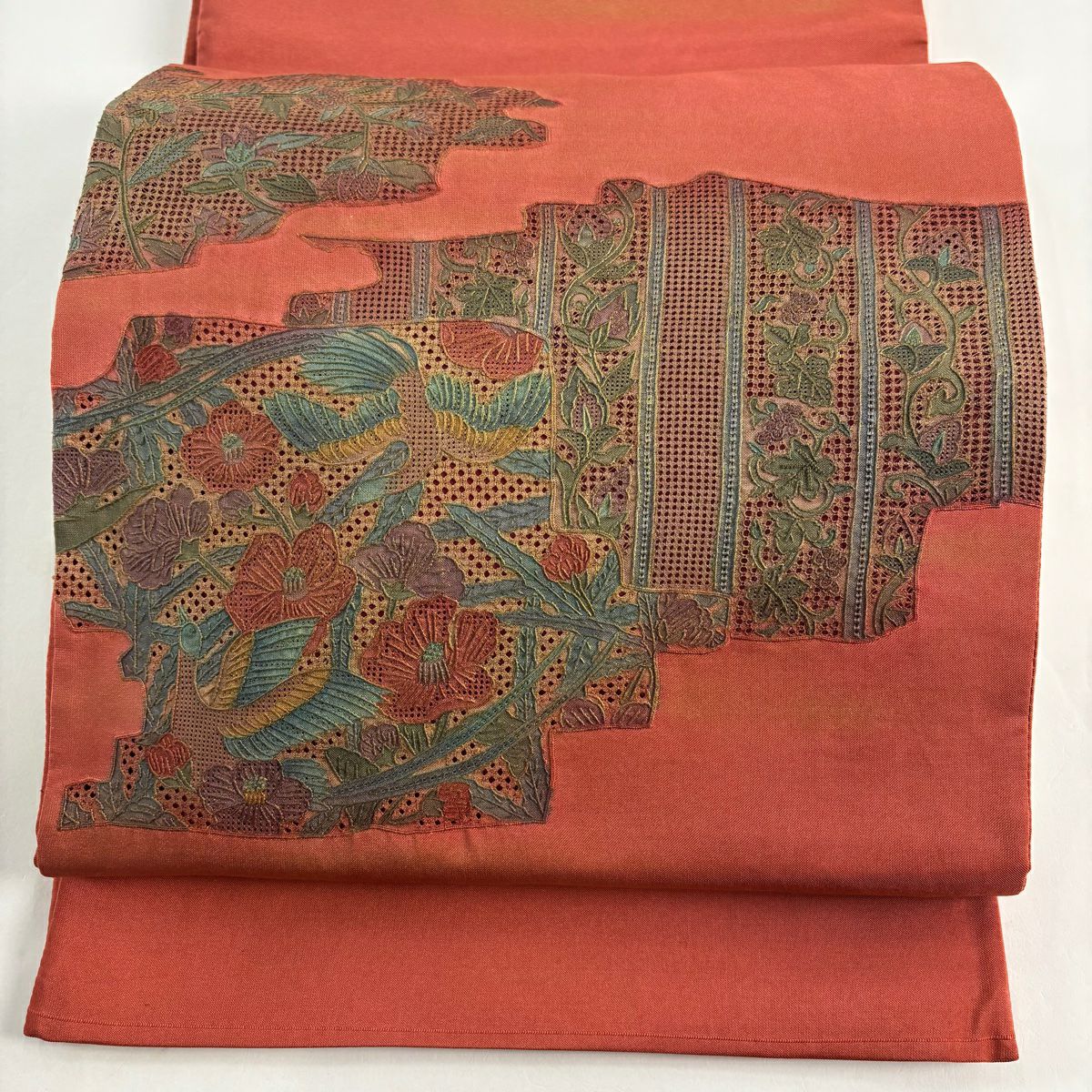【美品】 袋帶 秀品級 關西仕立 雲霞 花鳥 刺繡 金彩裝飾 茜 紅色 お太鼓柄 純蠶絲