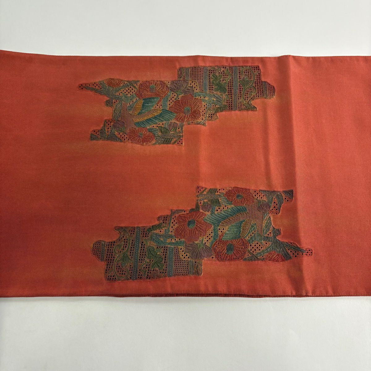 【美品】 袋帶 秀品級 關西仕立 雲霞 花鳥 刺繡 金彩裝飾 茜 紅色 お太鼓柄 純蠶絲