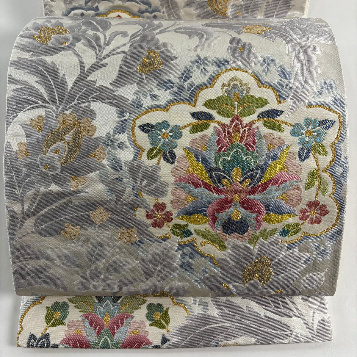 【美品】 袋帶 秀品級 關西仕立 華紋 草花紋紋 金銀彩 金金箔 灰白 六通 純蠶絲