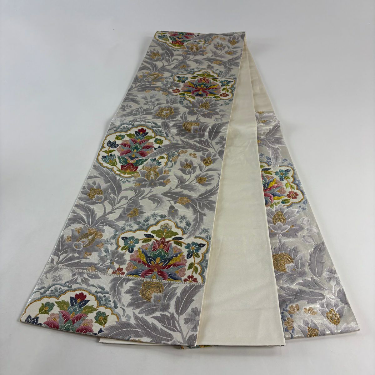 【美品】 袋帶 秀品級 關西仕立 華紋 草花紋紋 金銀彩 金金箔 灰白 六通 純蠶絲