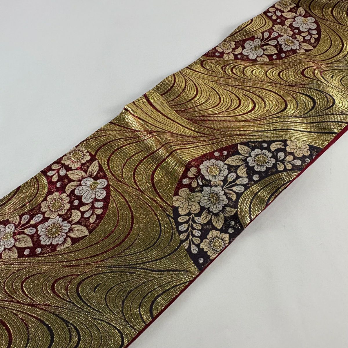 【美品】 袋帶 秀品級 流水 草花紋 金糸 金金箔 紅 六通 純蠶絲