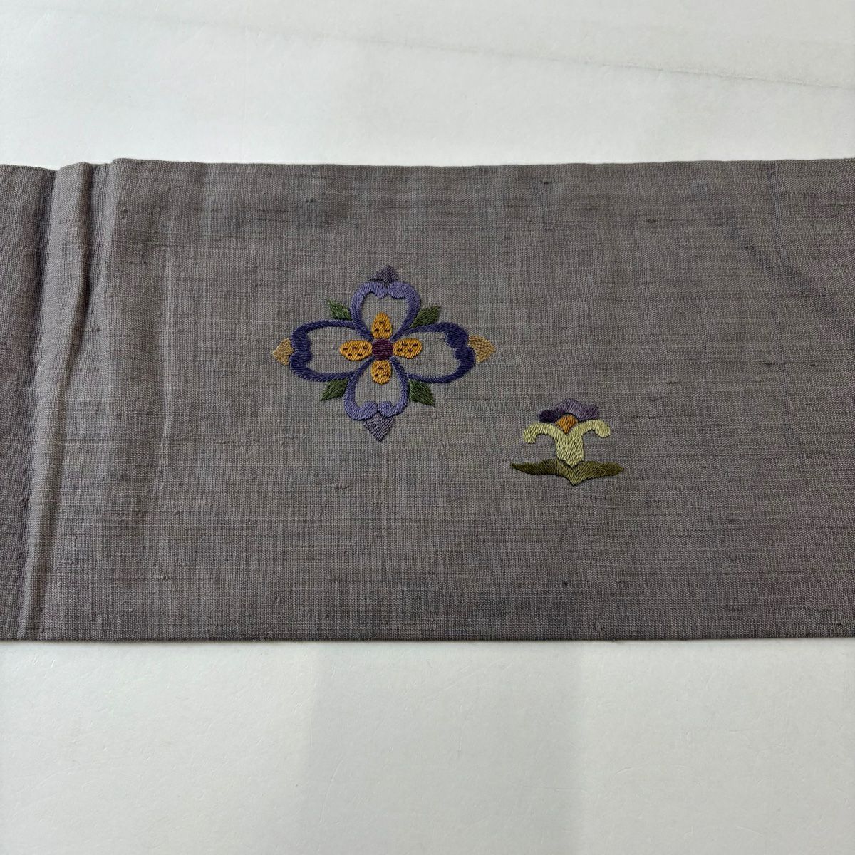 【美品】名古屋帶 優品級 紬織織 草花紋紋 流水刺繡 灰茶 純蠶絲