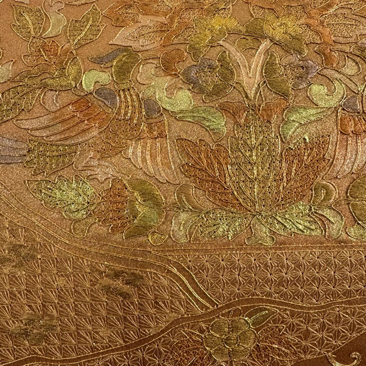 【美品】 袋帶 秀品級 向鳥 草花紋刺繡 金銀彩 粉米色 大鼓圖案 純蠶絲