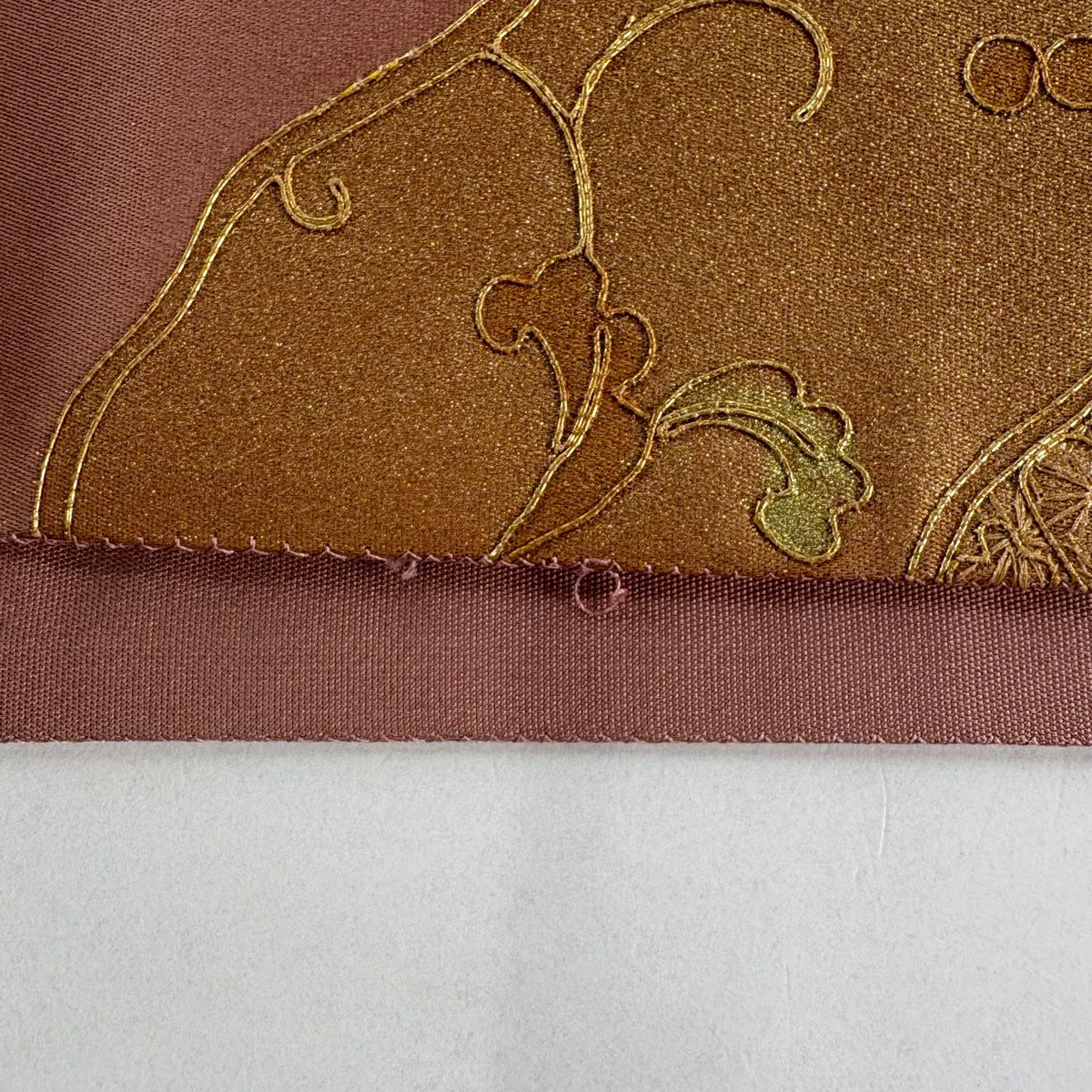 【美品】 袋帶 秀品級 向鳥 草花紋刺繡 金銀彩 粉米色 大鼓圖案 純蠶絲