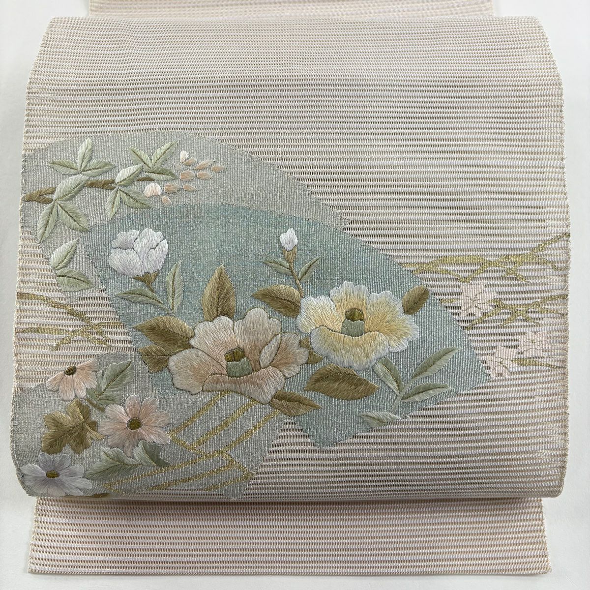 名古屋帶 秀品級 松樹葉仕立 八寸名古屋帶 夏帶 椿 扇子面 刺繡 金線 灰茶 純蠶絲