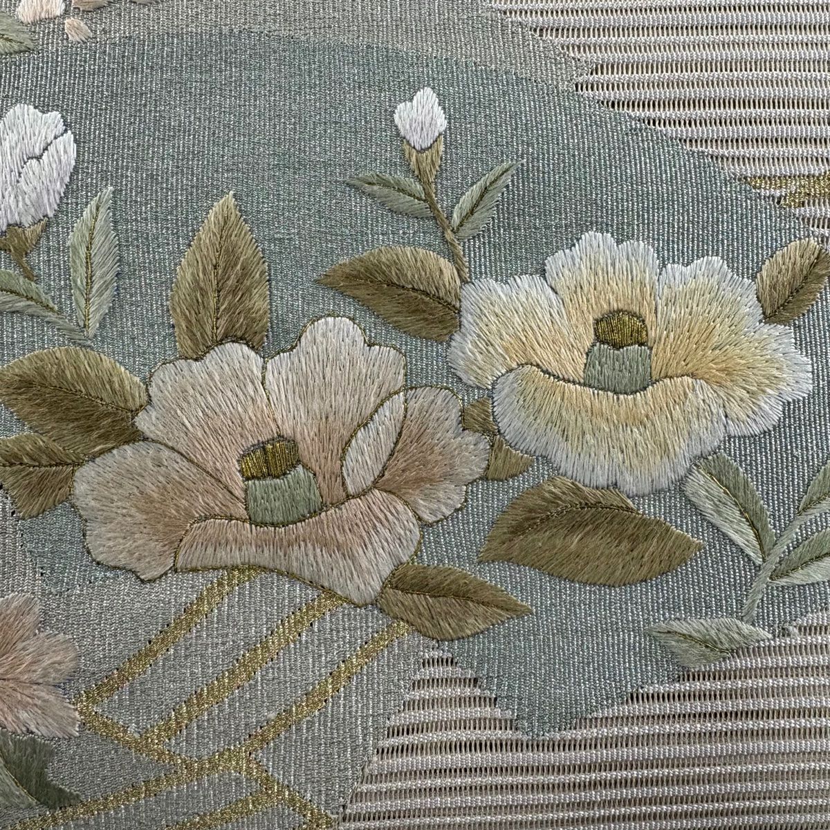 名古屋帶 秀品級 松樹葉仕立 八寸名古屋帶 夏帶 椿 扇子面 刺繡 金線 灰茶 純蠶絲