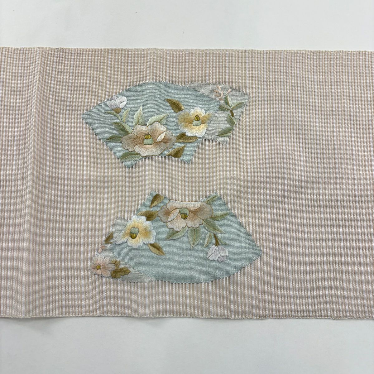 名古屋帶 秀品級 松樹葉仕立 八寸名古屋帶 夏帶 椿 扇子面 刺繡 金線 灰茶 純蠶絲